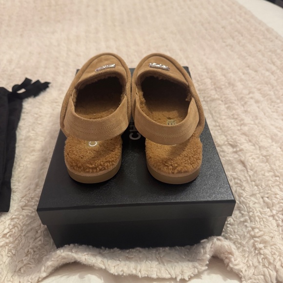 Authentic Chanel Shearling Slingback Loafers Metiers d’Art 2025 Collection - Picture 4 of 11